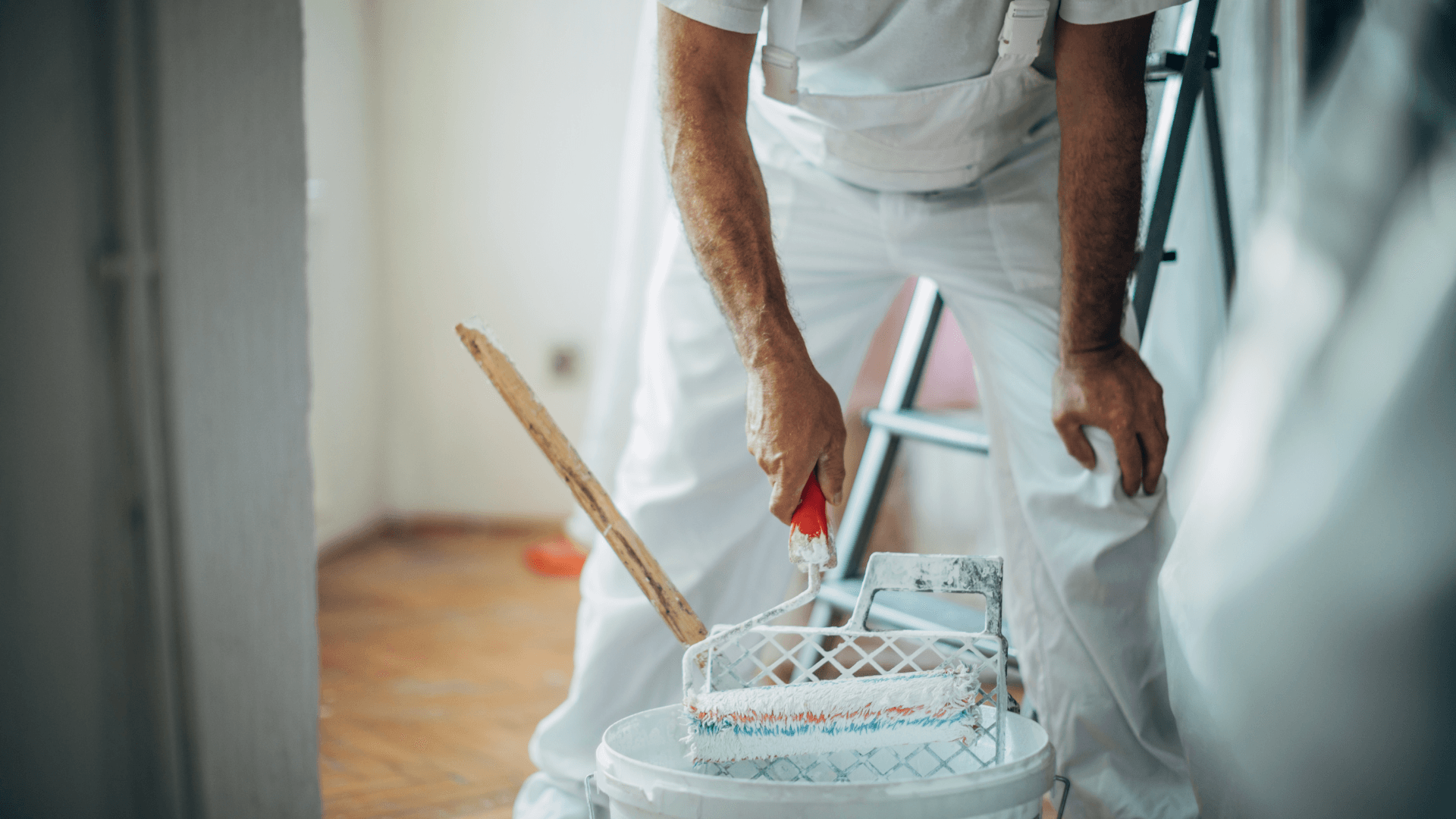 Achtergrondafbeelding van een professioneel schilder- en stucwerkproject dat de kwaliteit en vakmanschap van Ay Schilder & Stucwerk weerspiegelt, uw partner in schilder- en stucwerkwerkzaamheden.