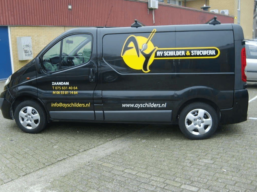 Ay Schilder & Stucwerk bus en branding